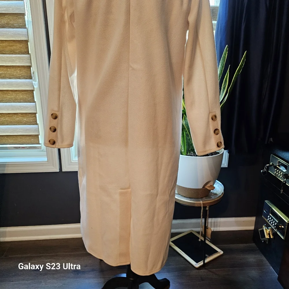 Elegant White Double-Breasted Women's Coat - Picture 9 of 13